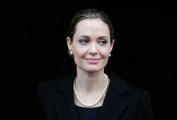 Тетка Анджелины Джоли умерла от рака груди