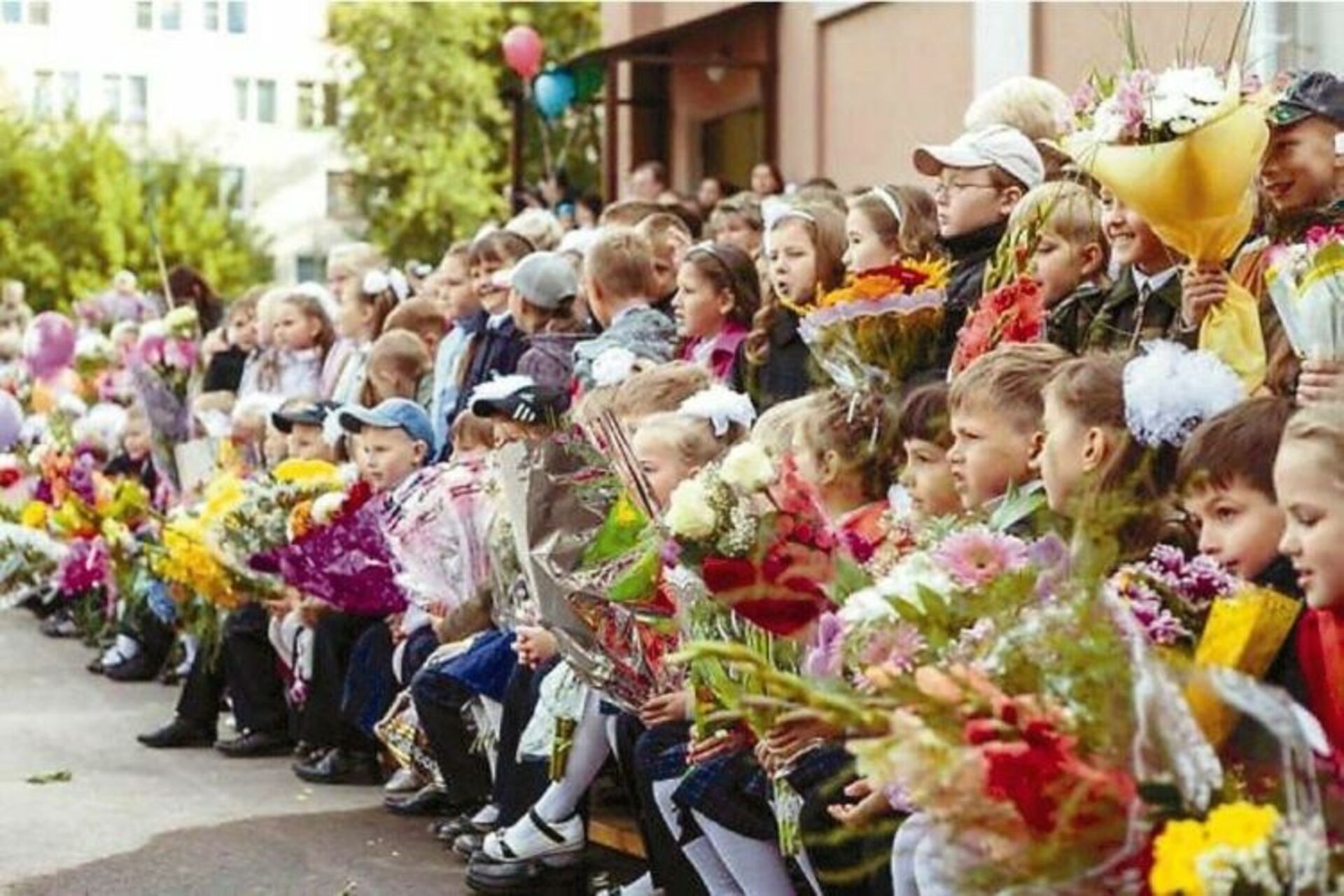 День знаний в россии. Первое сентября. Празднование дня знаний. Школьник с цветами. Дети с цветами на 1 сентября.