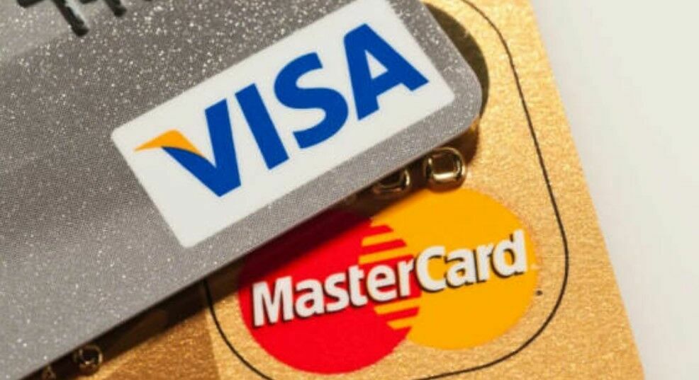 Банки автоматически перевыпустят истекшие карты Visa и Mastercard в системе «Мир»