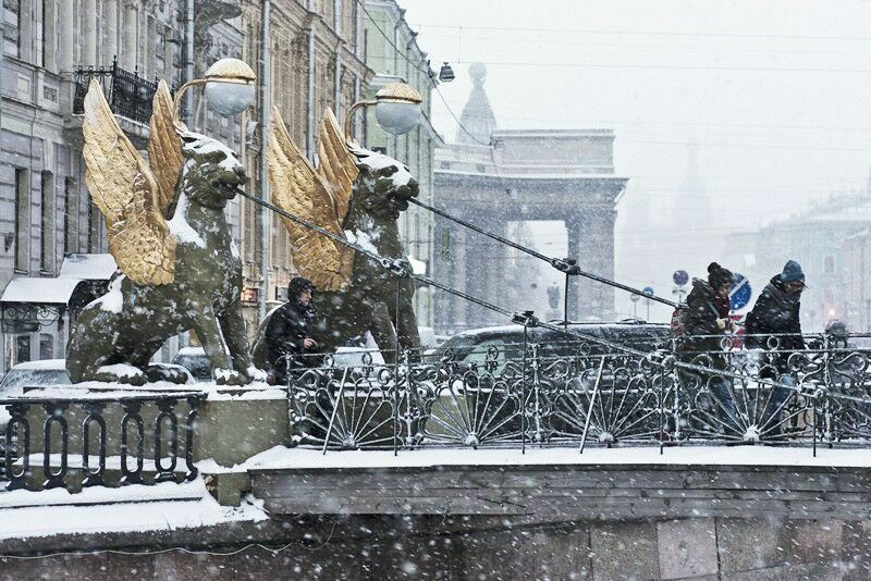 Сильнейший за 40 лет снегопад парализовал Санкт-Петербург