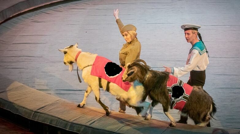 В Госцирке Удмуртии показали представление с животными в костюмах со свастикой