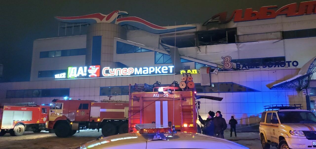 В подмосковном Дмитрове ТЦ «Альбатрос» эвакуировали из-за пожара