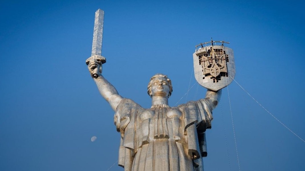 В Киеве завершили установку украинского герба на монумент «Родина-мать» (ФОТО)