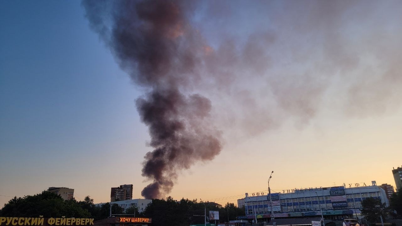 В Уфе начался сильный пожар в районе железнодорожного вокзала (ВИДЕО)