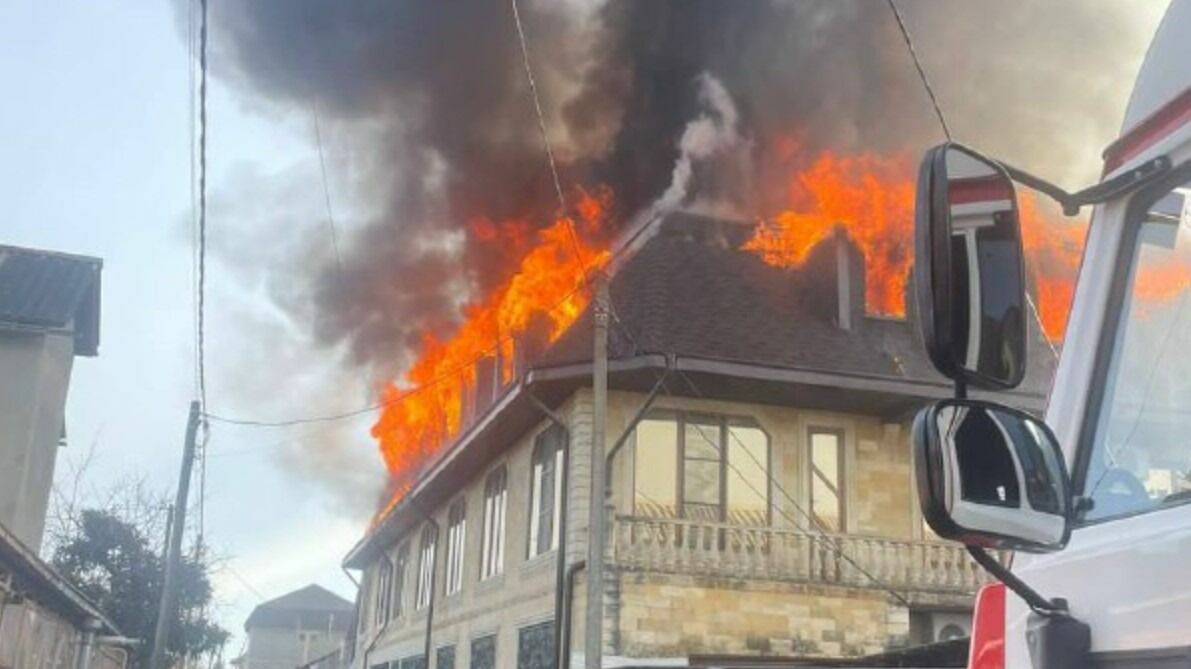 В Сочи вспыхнул пожар в трех частных домах (ВИДЕО)
