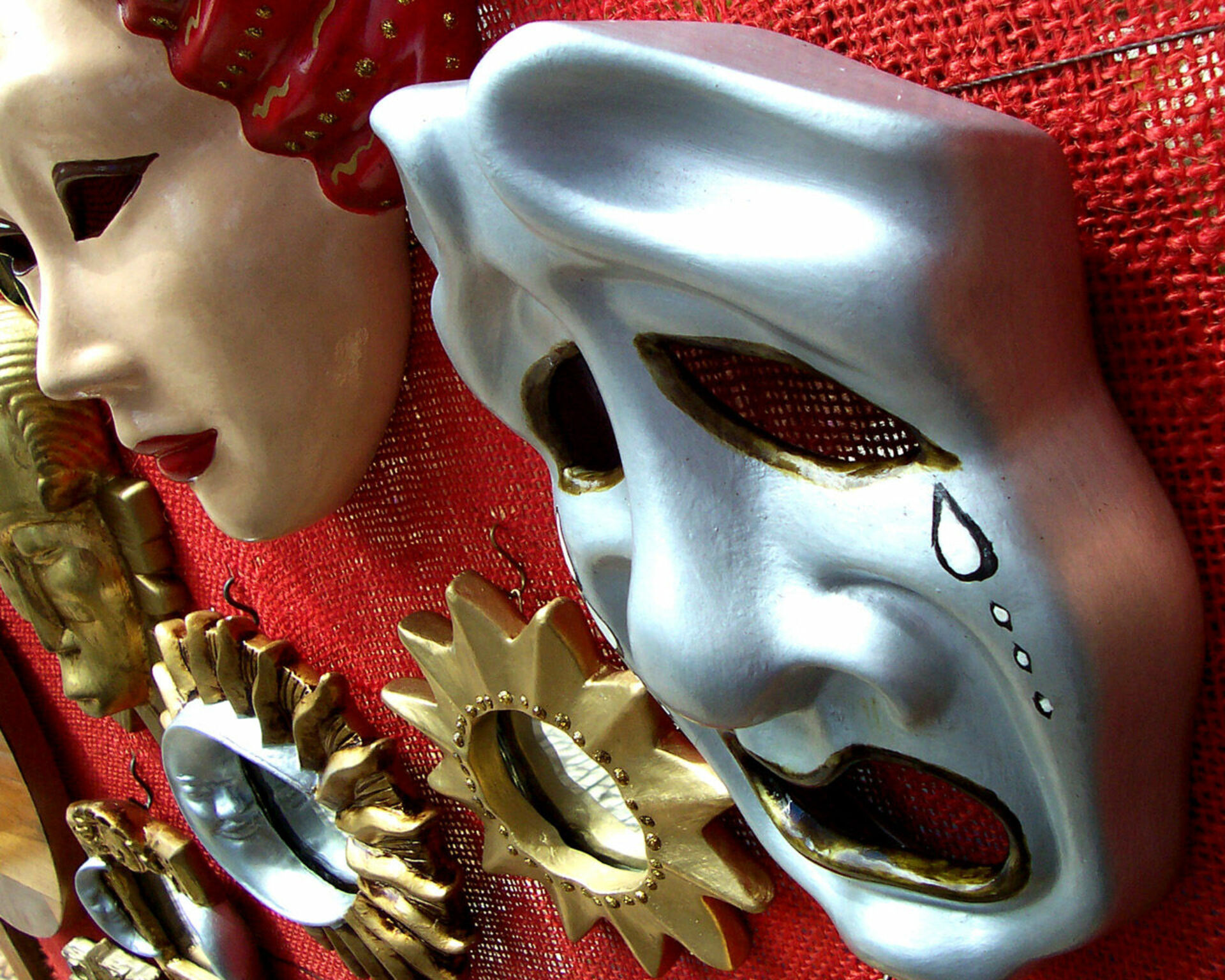 Театральная маска купить. Театральные маски. Красивые театральные маски. Венецианские маски трагедия и комедия. Театральные маски арт.