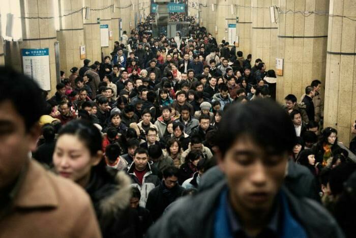 Это - пекинское метро в час пик. В Москве на "Парке культуры" уже и сегодня ничем не лучше