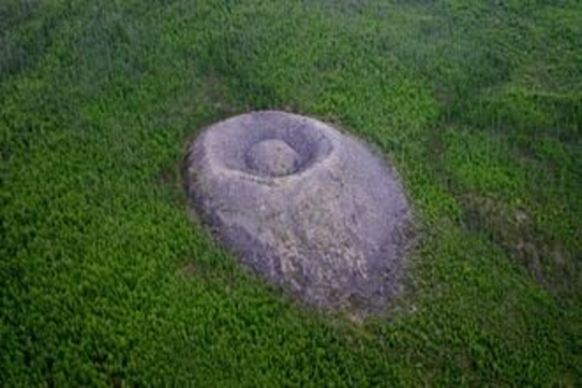 Загадочные объекты. Патомский кратер: "гнездо орла ". Конус Колпакова Патомский кратер. Кратер в Сибири Патомский. Гнездо огненного орла кратер.