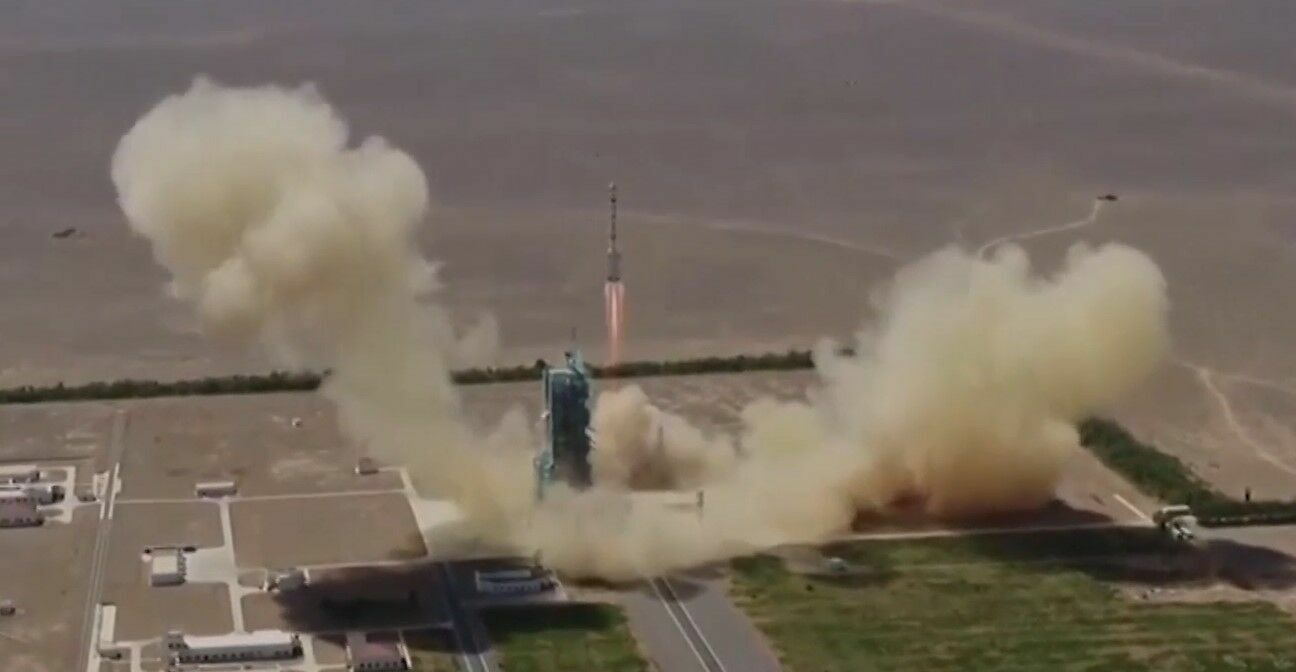 Китай успешно запустил пилотируемый корабль «Шэньчжоу-14» с тремя космонавтами