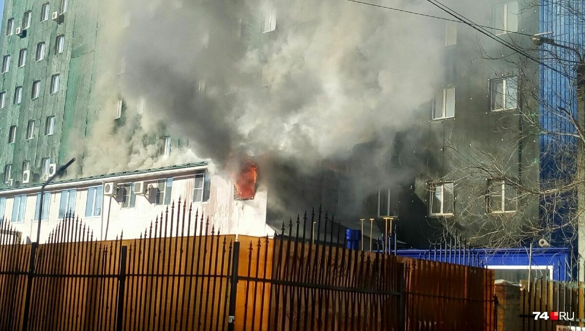 В Челябинске загорелся бизнес-центр