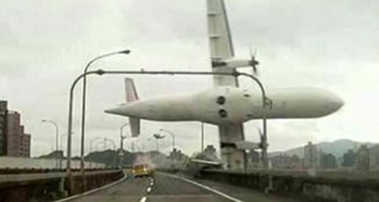 В Тайване турбовинтовой самолет врезался в эстакаду и упал в реку: 10 человек погибли