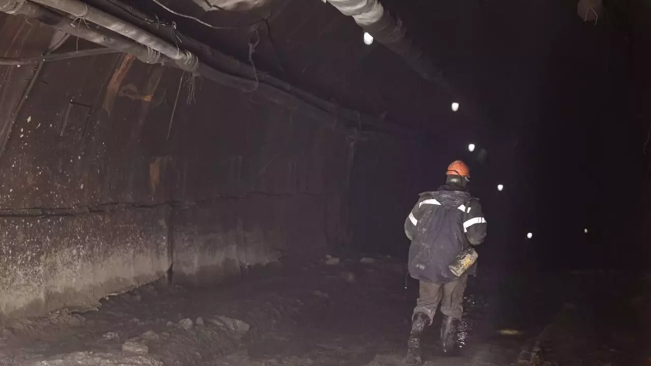 Горняков завалило породой в шахте в Североуральске