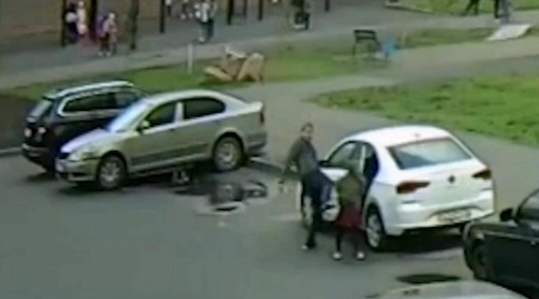 В Челябинске отец избил первоклассницу возле школы (ВИДЕО)