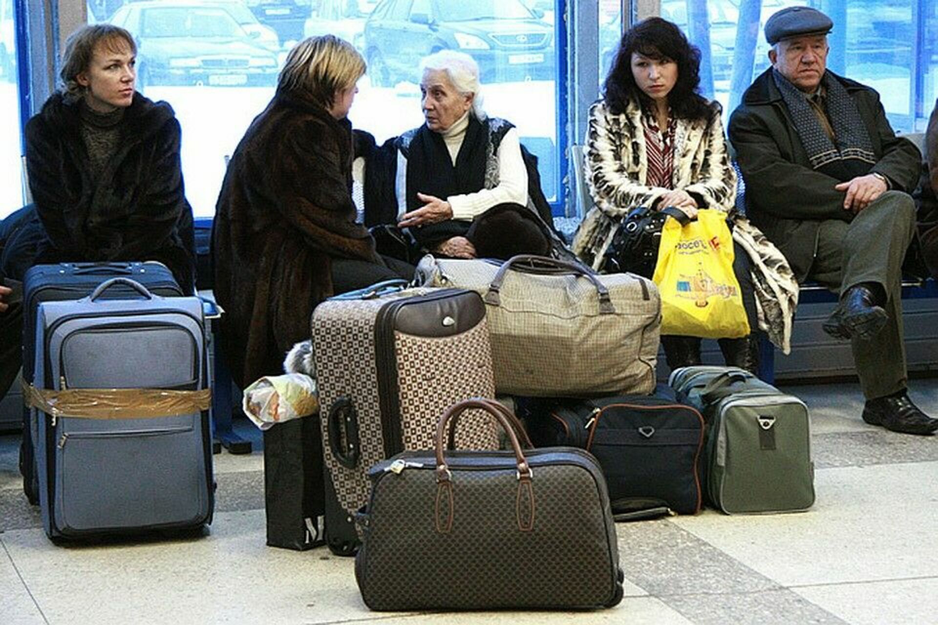 Почему уезжают из казахстана. Эмиграция чемоданы. Уехавшие россияне. Эмигранты из России. Беженцы с чемоданами.
