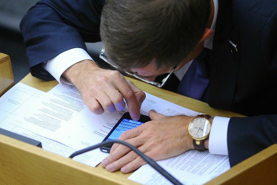 Видео: Депутаты ГД обсуждали пенсионный законопроект, уставившись в гаджеты