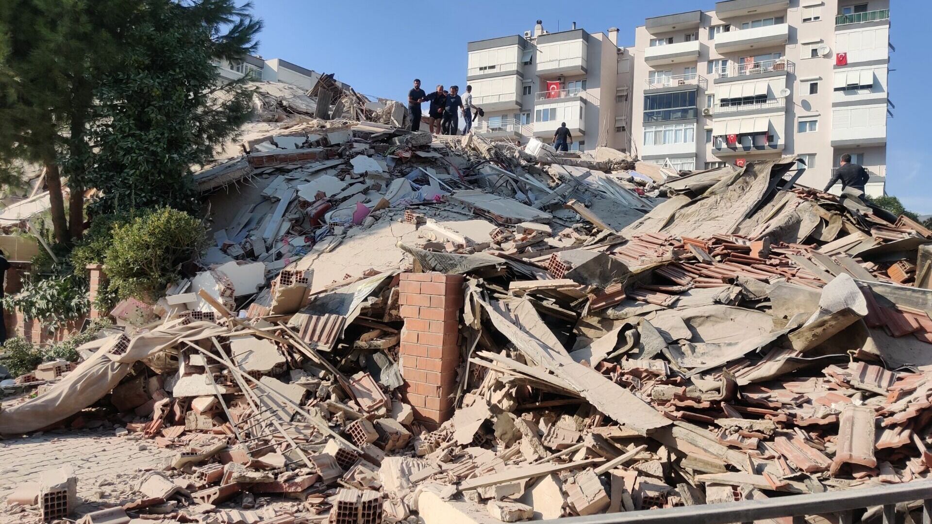 В Турции спасли человека, пробывшего под завалами 11 дней