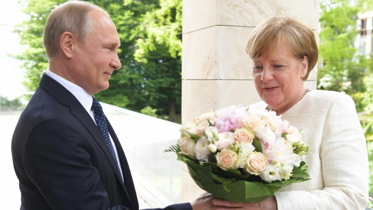 Журналисты Bild сочли подарок Путина оскорблением Ангелы Меркель