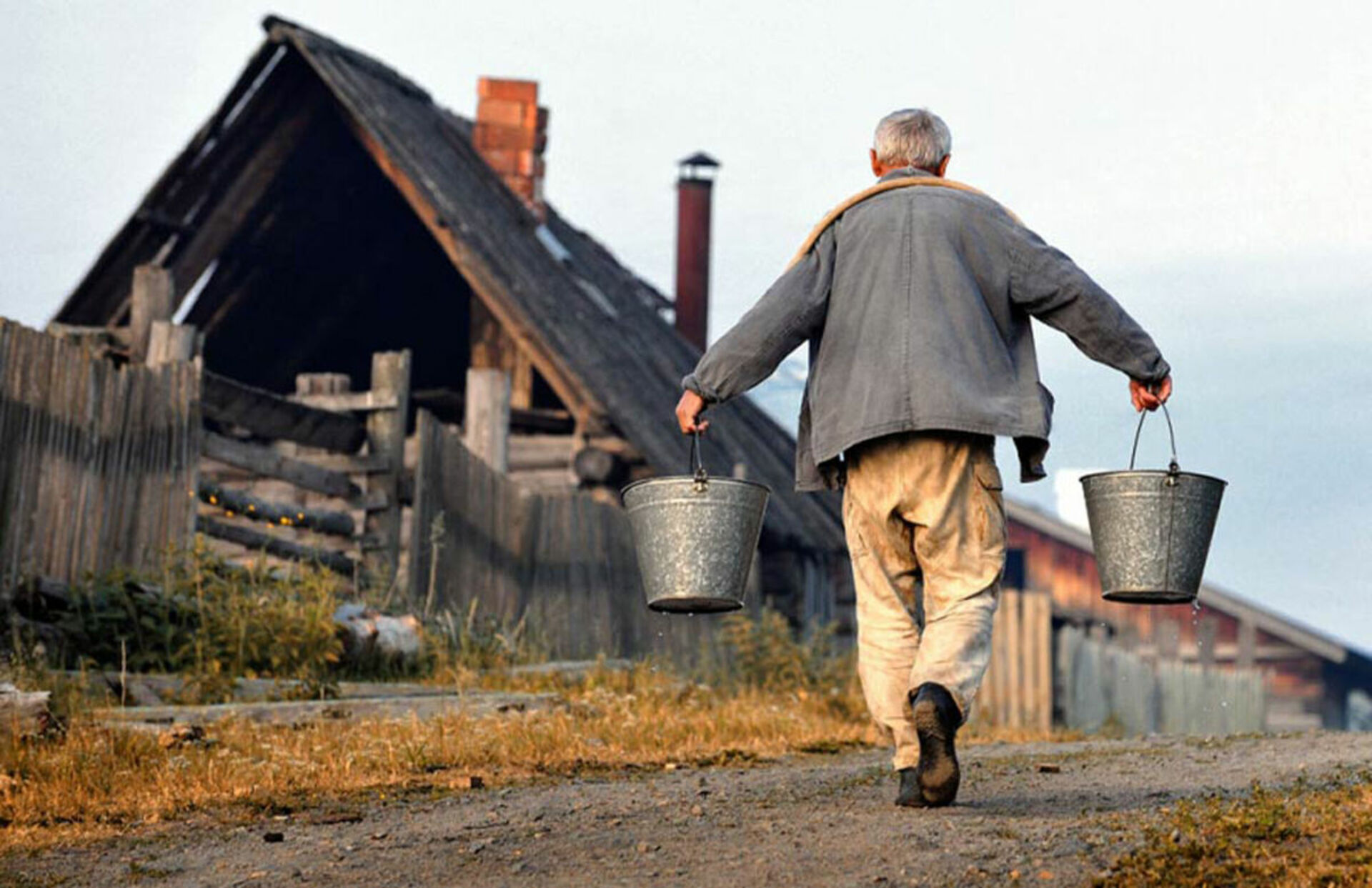 Живет в тяжелых условиях. Люди в деревне. Пенсионеры в деревне. Жители сельской местности. Безработица в деревне.