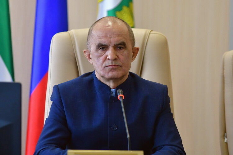 Глава района Татарстана, где дважды спилили крест на могиле, ушел в отставку