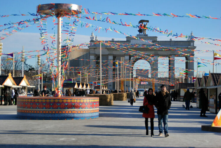 Масленичные гуляния: в Москве растопят закованное в лед солнце