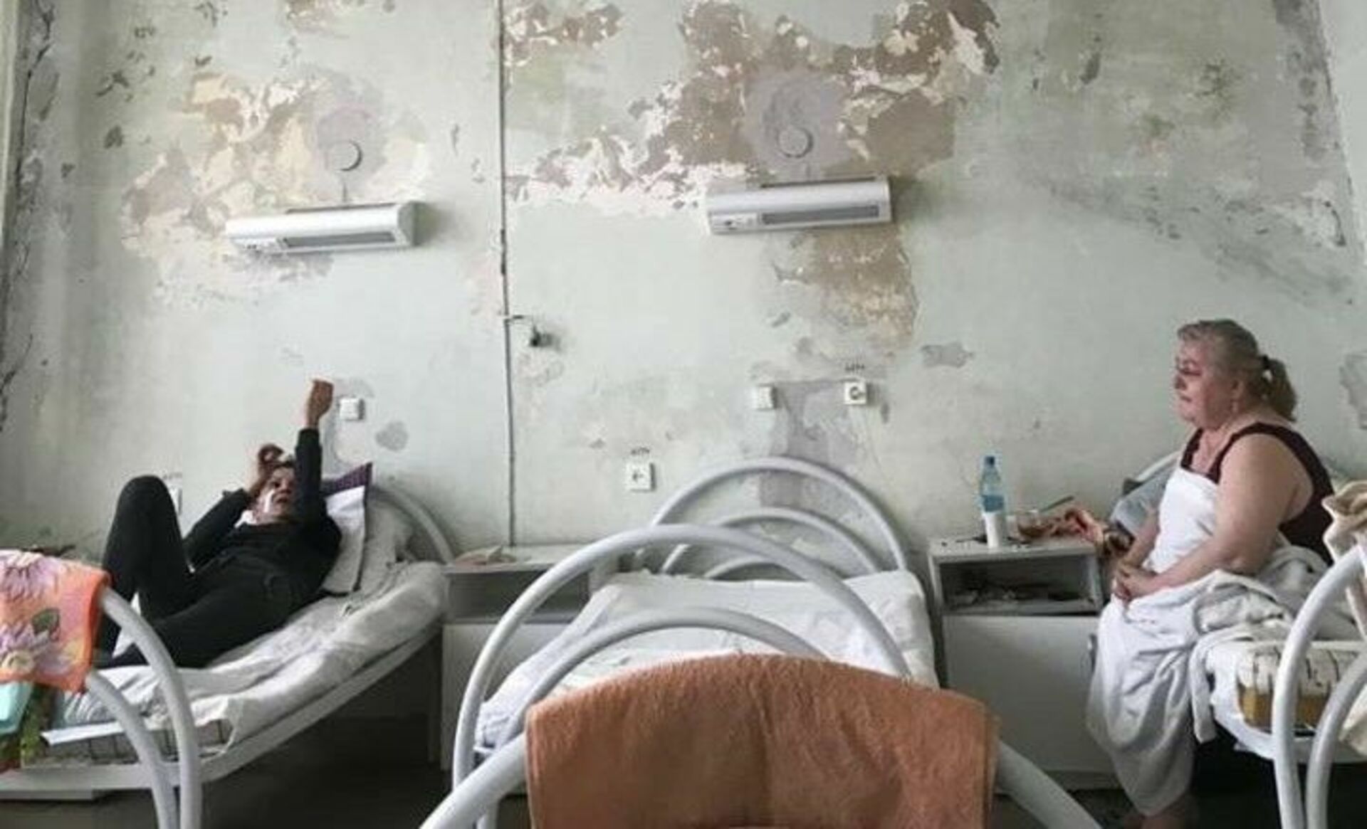 Жалкое состояние. Палаты в больницах России. Обшарпанная больница в России. Стена в больнице.