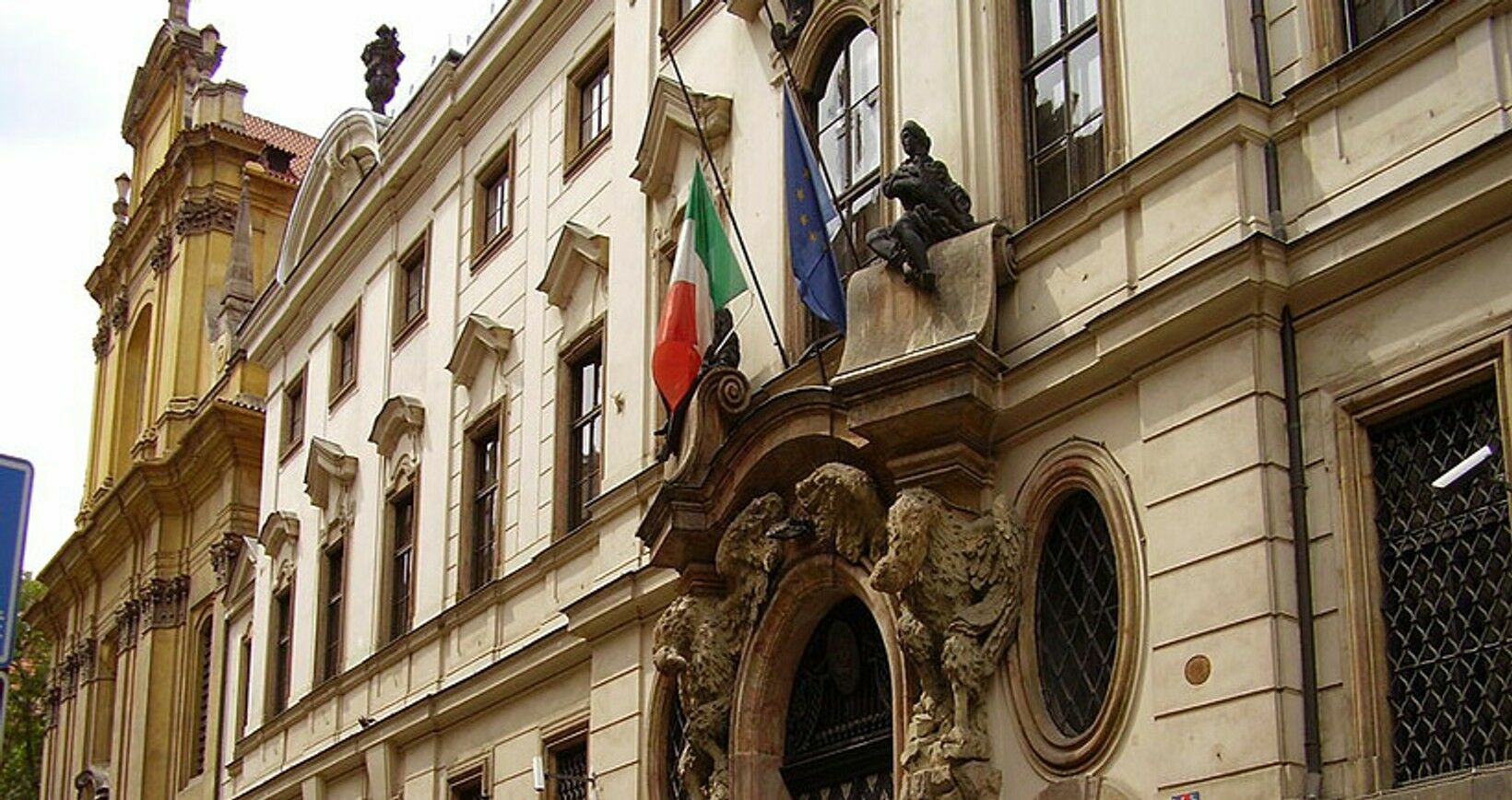 Итальянское посольство порекомендовало соотечественникам покинуть Россию