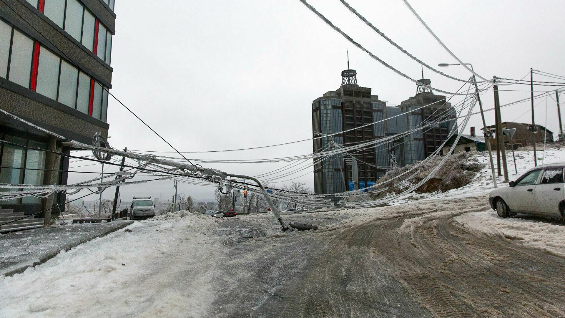 Во Владивостоке под ледяным дождем погиб человек