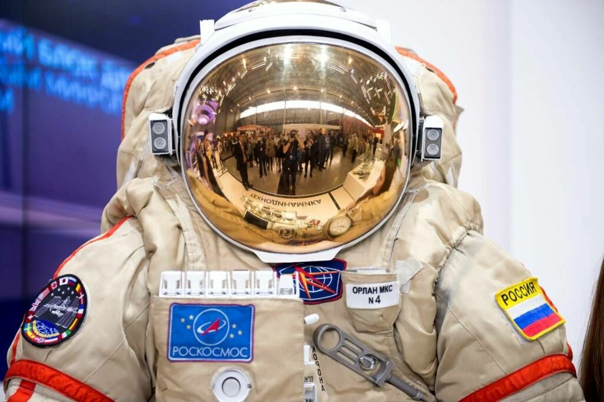 Скафандр российского космонавта. Скафандр Космонавта Орлан МКС. Шлем Орлан МКС. Орлан костюм Космонавта. Скафандр для выхода в открытый космос Орлан.