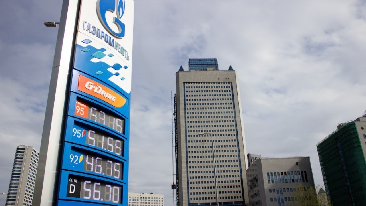 Ситуация на топливном рынке больно ударила по карманам россиян.