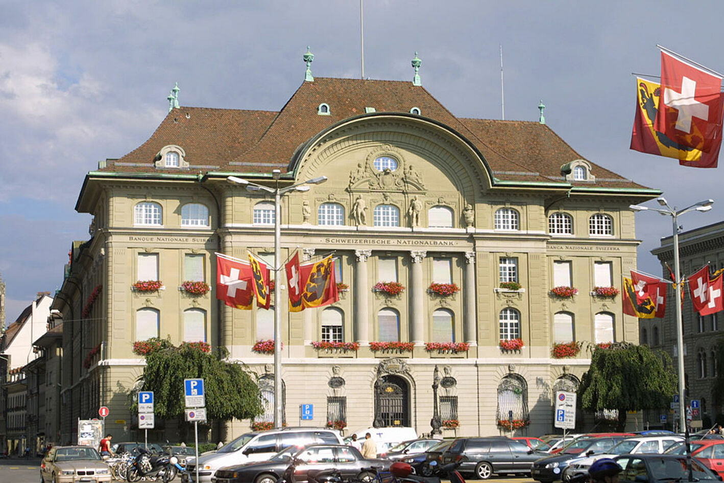 Минус 0,75%: швейцарские банки стали доплачивать желающим взять кредит