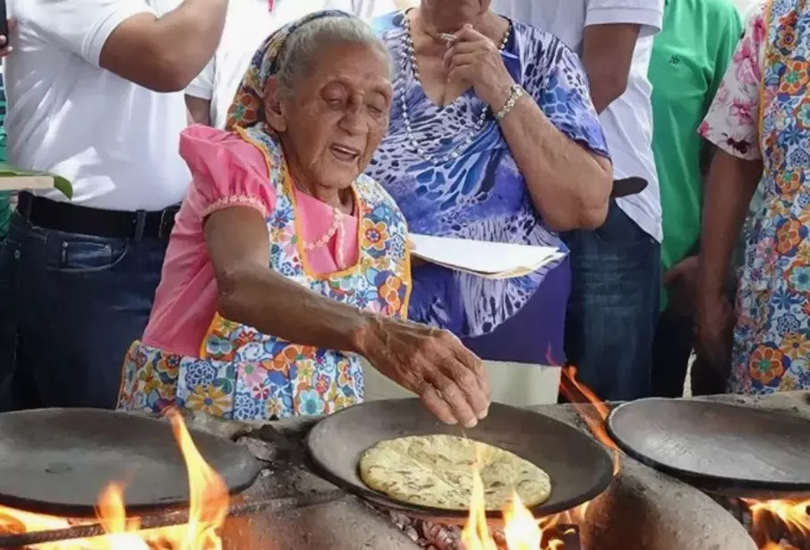 Жительница Никойи готовит кукурузную лепешку