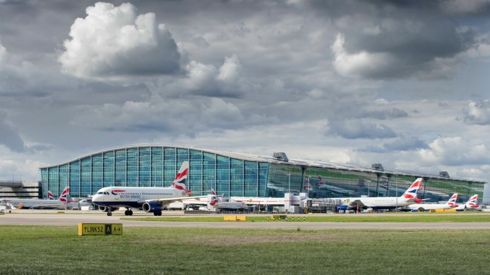 Лондонскому аэропорту Хитроу предписано снизить плату за посадку самолетов