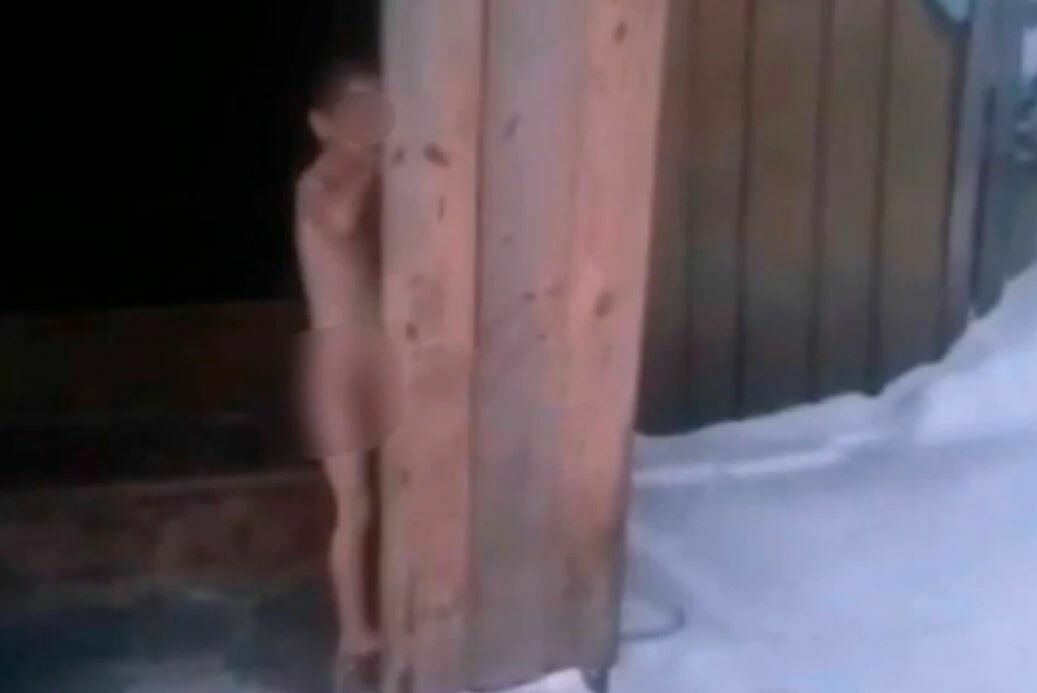 Дело завели на родителей в Алтайском крае, которые выгнали сына голым на мороз