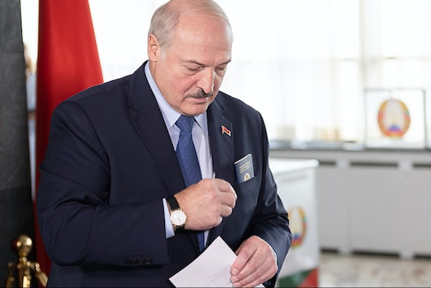 В день выборов Лукашенко пообщался с прессой: "Вы хотели мордобоя"