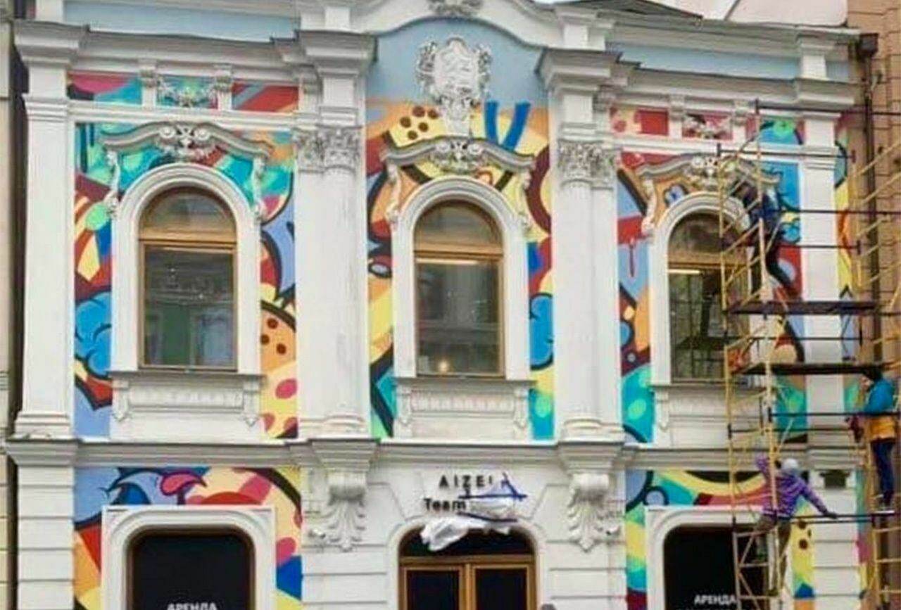 Фасад старинного особняка в центре Москвы разрисовали без согласования с властями