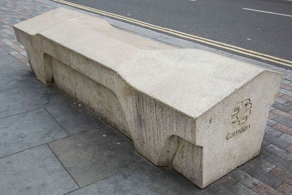«Скамья Камден», используемая в Лондоне, предназначена «для предотвращения сна в городском пространстве, против катания на скейтборде, торговли наркотиками, граффити и воровства»