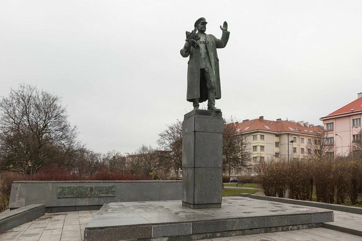 Россия возмущена переносом памятника маршалу Коневу в Праге в один из музеев