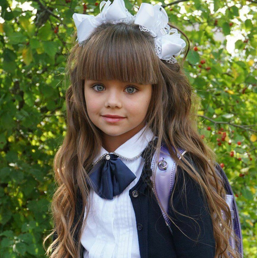 Самая красивая девочка в мире пошла в первый класс