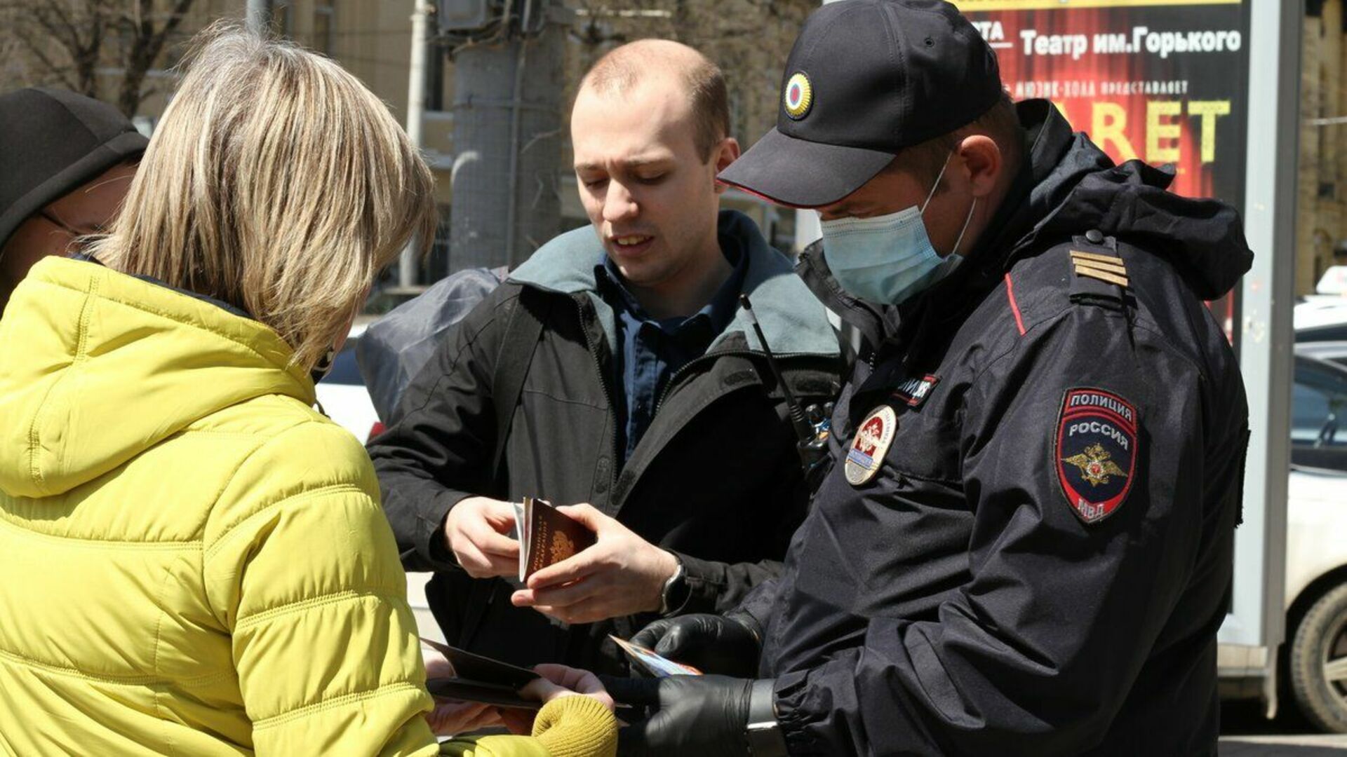 Полицейские проверяют телефоны. Полиция проверяет документы. Неповиновение сотруднику полиции.