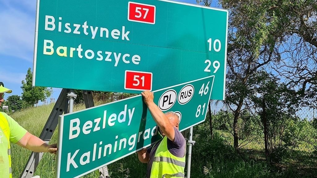 Замена дорожных указателей на Калининград в Польше.
