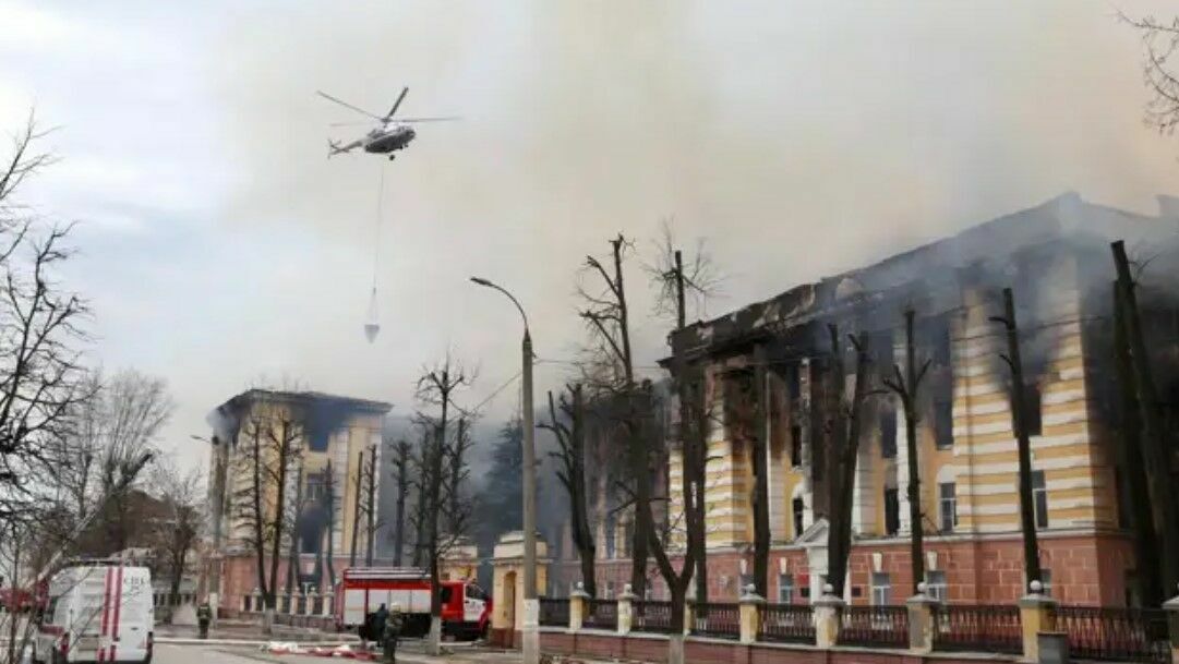 К тушению пожара в оборонном НИИ в Твери привлечен вертолет Ми-8 (ВИДЕО)
