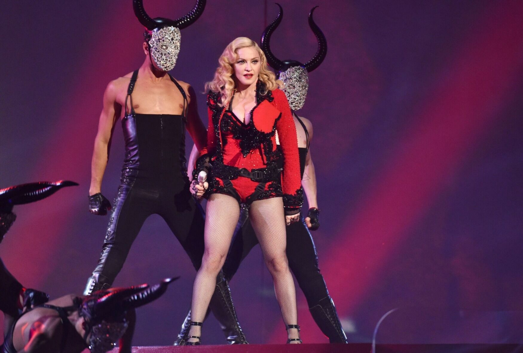 Мадонна давно не скрывает от публики, кому поклоняется.