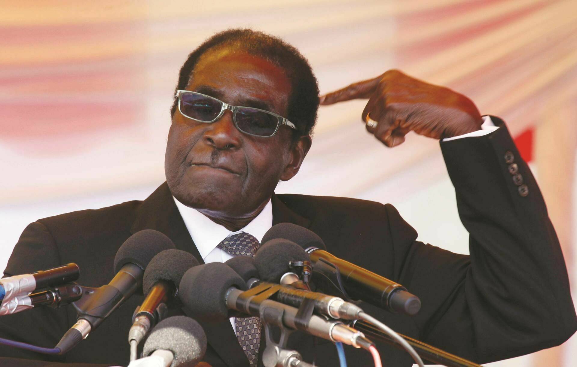 Конец бессменного диктатора: «Крокодил» съел  Мугабе