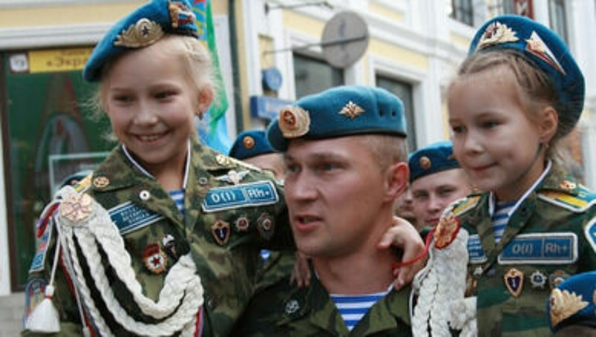 Празднуют ли 23 февраля на украине. Военный с ребенком. День воздушно-десантных войск. С днем ВДВ. Дети военнослужащих.