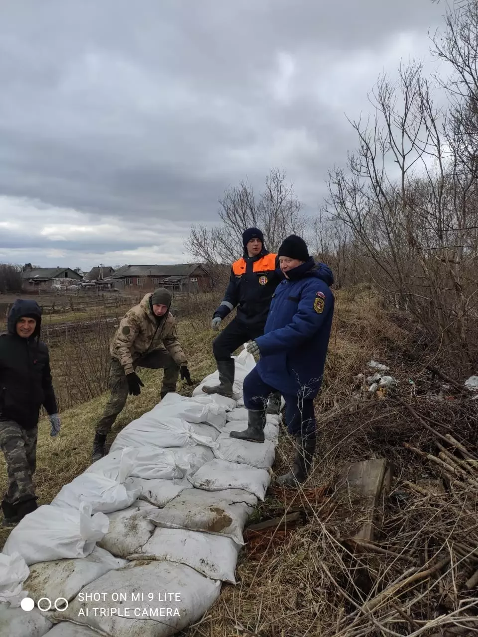 Сотрудники «Пожарно-спасательной службы Омской области» укрепляют дамбу в ожидании подъема уровня воды