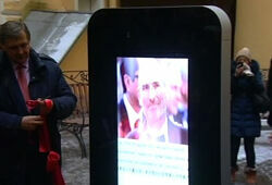 Памятник Стиву Джобсу в виде iPhone в человеческий рост появился в Питере