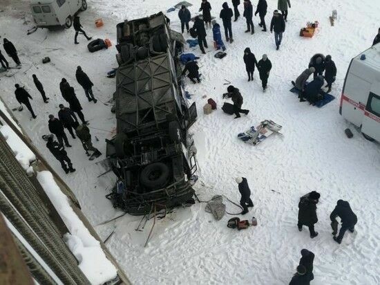 Число пострадавших в упавшем автобусе в Забайкалье достигло 18 человек (ВИДЕО)