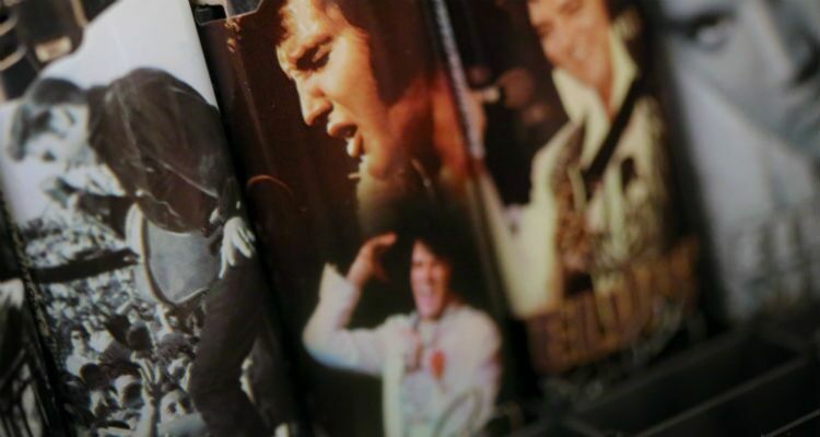В США на аукцион выставят первую звукозапись, водительское удоствоерение и куртку Элвиса Пресли
