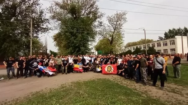 Сход бойцов с символикой «Русской общины» возле ростовской школы.