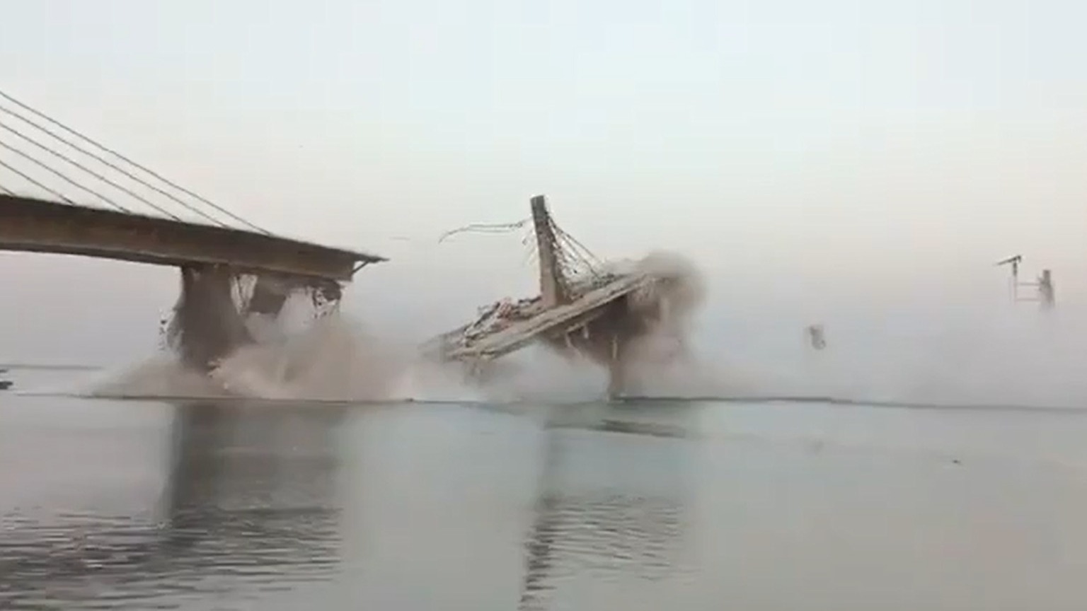 Видео дня: в Индии рухнул мост через реку Ганг